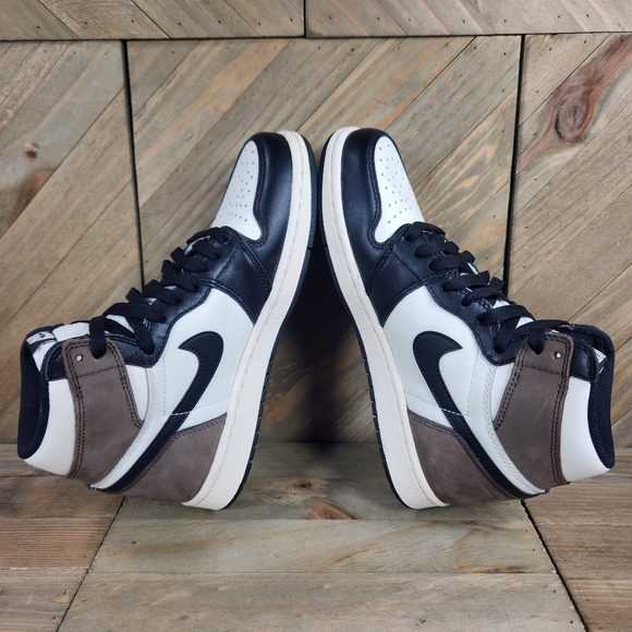 Nike Air Jordan 1 Mocha Retro High Mens Athletic Sneakers Size 8.5 Womens 10 - Picture 6 of 9